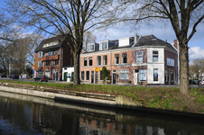 900137 Gezicht op de huizen Abstederdijk 2 (links) -14 te Utrecht, met op de voorgrond de Kromme Rijn.